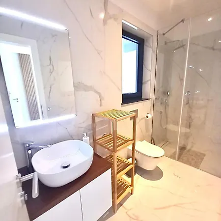 Luxury Beachfront With Private Pool, 빈예라크
