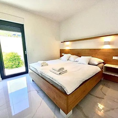 Luxury Beachfront With Private Pool, 아파트 *