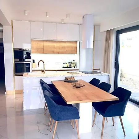 아파트 Luxury Beachfront With Private Pool, 빈예라크