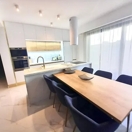 Luxury Beachfront With Private Pool, Apartment