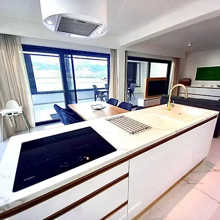 Apartment Luxury Beachfront With Private Pool, Vinjerac