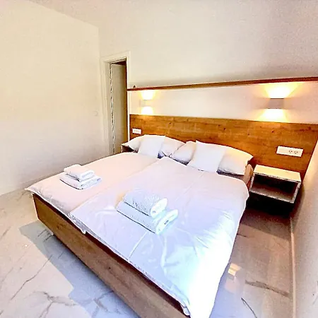 Luxury Beachfront With Private Pool, Apartman