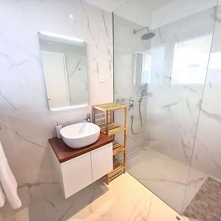 Luxury Beachfront With Private Pool, Apartman Vinjerac