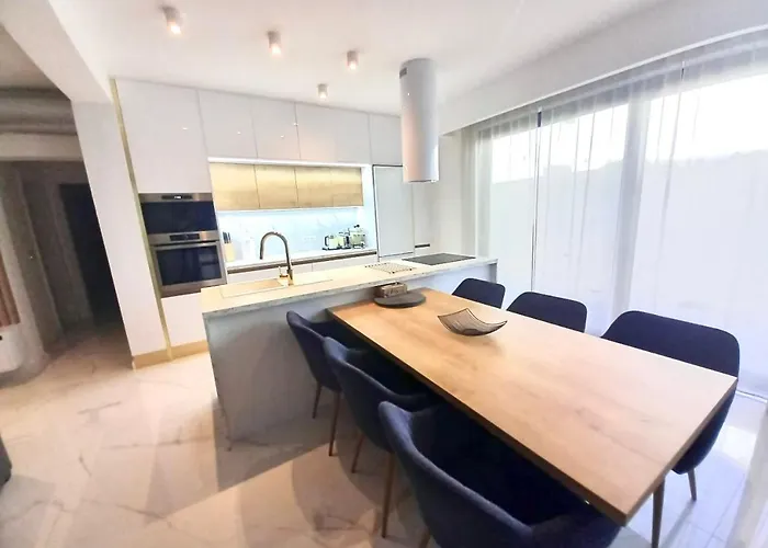 Luxury Beachfront With Private Pool, Apartman