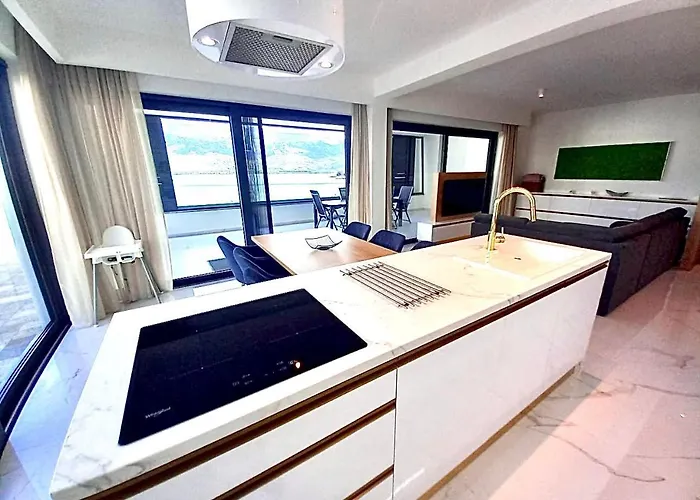 Apartman Luxury Beachfront With Private Pool, Vinjerac