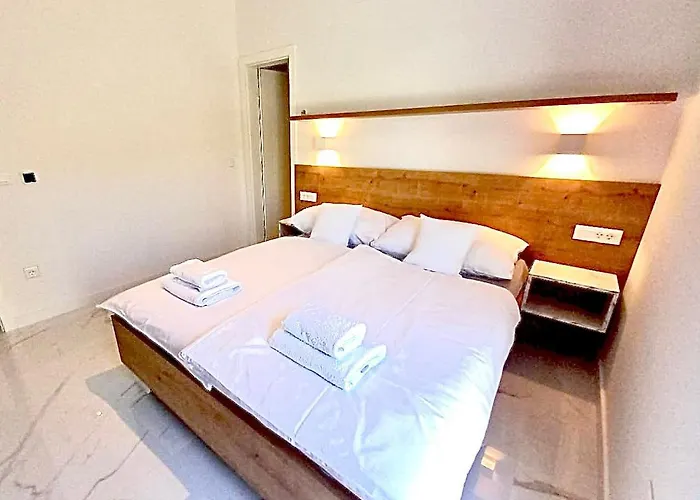 Luxury Beachfront With Private Pool, Apartman