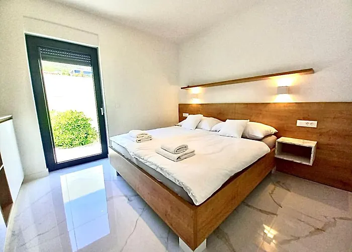 Luxury Beachfront With Private Pool, Apartman *