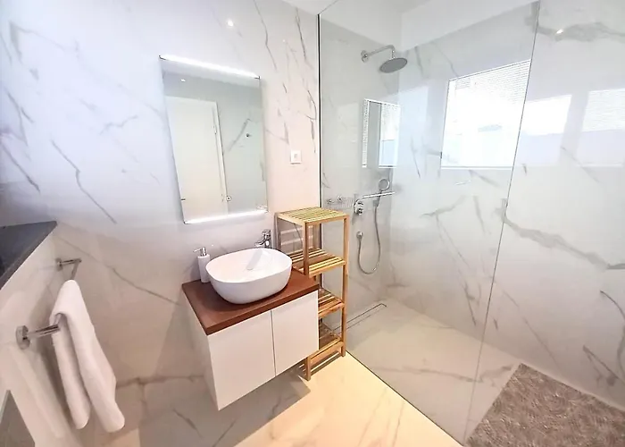 Luxury Beachfront With Private Pool, Apartman Vinjerac