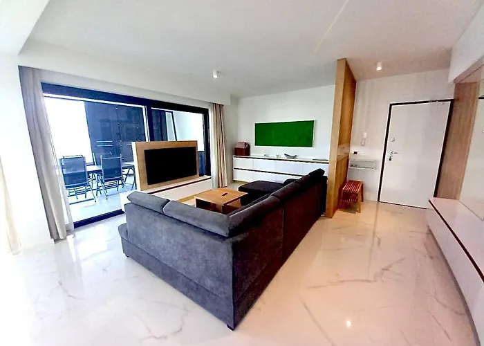 Apartman Luxury Beachfront With Private Pool, Vinjerac