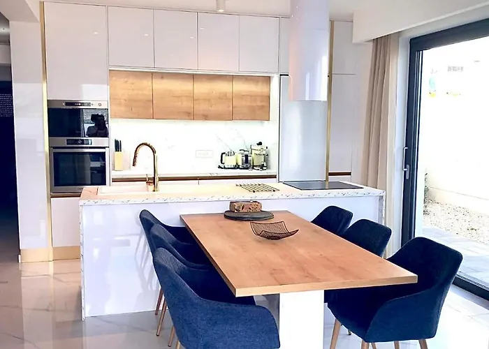 Apartman Luxury Beachfront With Private Pool, Vinjerac